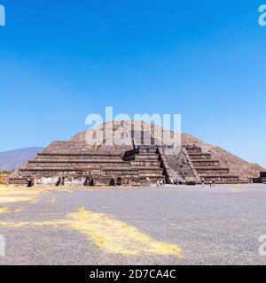 Die Mondpyramide im Sommer mit Kopierraum, Teotihuacan, Mexiko. Stockfoto