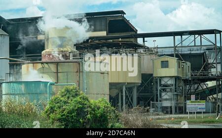 Mackay, Australien - 25. August 2019: Marianische Zuckerfabrik in Betrieb während der Zuckerrohrzerkleinerung Stockfoto