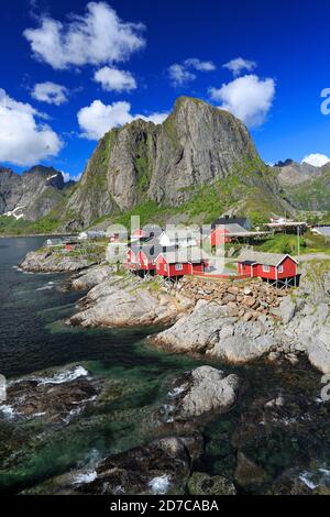 Traditionelle rote norwegische Fischerhütten an der Grenze des Ozeans, Hamnoy Insel in Lofoten, Nordnorwegen Stockfoto