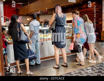 Brisbane, Queensland, Australien - 28. September 2019: Kunden, die darauf warten, in einem Food-Outlet im Carindale Shopping Centre serviert zu werden Stockfoto