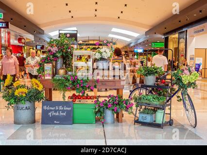 Brisbane, Queensland, Australien - 28. September 2019: Ein kleiner Blumenhändler im Carindale Shopping Center Stockfoto