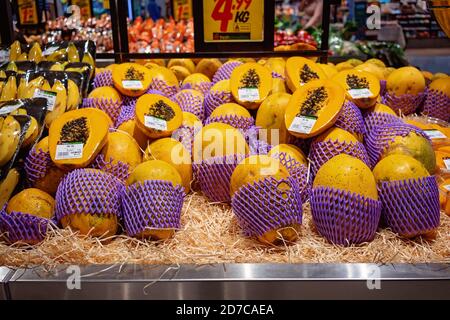 Brisbane, Queensland, Australien - 28. September 2019: Pfoten und Bananen zum Verkauf in einem Supermarkt Stockfoto