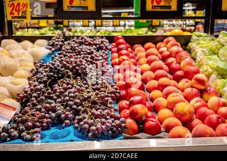 Brisbane, Queensland, Australien - 28. September 2019: Frisches Obst zum Verkauf im Supermarkt Stockfoto