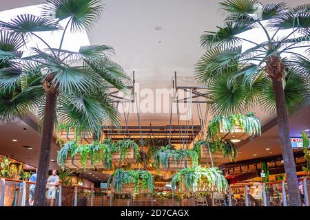 Brisbane, Queensland, Australien - 28. September 2019: Tropisches Shopping Center Dekor in Carindale Stockfoto