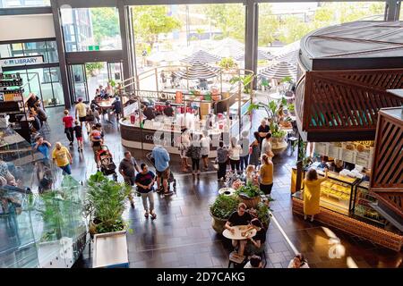 Brisbane, Queensland, Australien - 28. September 2019: Blick auf die Menschen, die über den Food Court im Carindale Shopping Centre hereinschauen Stockfoto