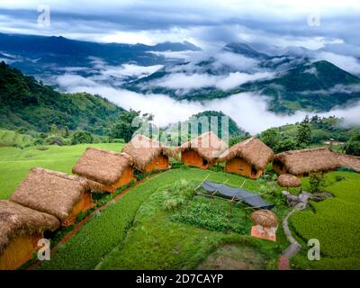 Hoang Su Phi Lodge, Vietnam-September 10, 2020: Genießen Sie einen Panoramablick auf Holz Bungalows von oben mit atemberaubender Aussicht auf die Berge und ter Stockfoto