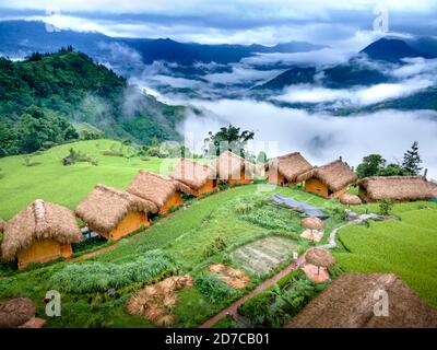 Hoang Su Phi Lodge, Vietnam-September 10, 2020: Genießen Sie einen Panoramablick auf Holz Bungalows von oben mit atemberaubender Aussicht auf die Berge und ter Stockfoto