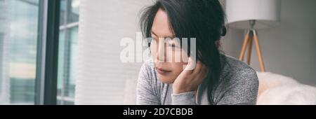 Traurig deprimiert asiatische Frau mit Angst oder Depression im Herbst Saison mit saisonalen affektiven Störung Panorama-Banner Stockfoto