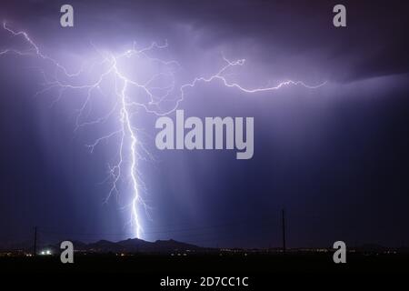 Ein Blitzschlag schlägt bei einem Sturm am Nachthimmel über Phoenix, Arizona, ein Stockfoto