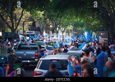 2020-10-12, Mendoza, Argentinien: Menschenmenge protestiert auf den Straßen gegen die wirtschaftlichen und politischen Maßnahmen von Präsident Alberto Fernandez. Stockfoto