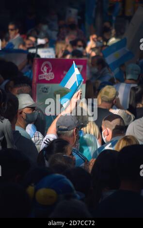 2020-10-12, Mendoza, Argentinien: Menschenmenge protestiert auf den Straßen gegen die wirtschaftlichen und politischen Maßnahmen von Präsident Alberto Fernandez. Stockfoto