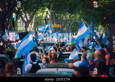 2020-10-12, Mendoza, Argentinien: Menschenmenge protestiert auf den Straßen gegen die wirtschaftlichen und politischen Maßnahmen von Präsident Alberto Fernandez. Stockfoto