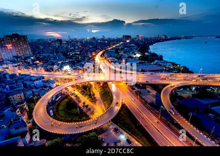 Hanoi, Vietnam - 16. September 2020: Luftaufnahme des Stadtbildes von Hanoi in der Dämmerung, mit Straßenkreuzung und Überführung der Vinh Tuy Brücke Stockfoto