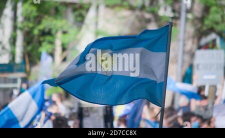 2020-10-12, Mendoza, Argentinien: Ein Protestler, der bei einer Demonstration gegen die Regierung von Alberto Fernandez eine Flagge schwenkt. Stockfoto