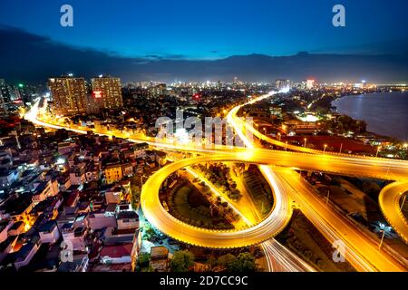 Hanoi, Vietnam - 16. September 2020: Luftaufnahme des Stadtbildes von Hanoi in der Dämmerung, mit Straßenkreuzung und Überführung der Vinh Tuy Brücke Stockfoto