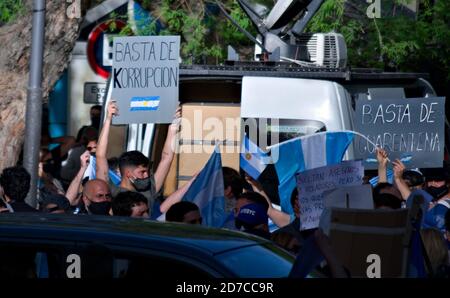 2020-10-12, Mendoza, Argentinien: Ein Mann hält ein Zeichen mit der Aufschrift "Keine Korruption mehr", falsch geschrieben, um auf die stellvertretende Residentin Cristina Kirchner zu verweisen. Stockfoto