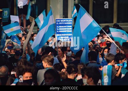 2020-10-12, Mendoza, Argentinien: Ein Schild mit der Aufschrift "Höre, Sterbliche, die heilige Behauptung: Freiheit! Freiheit! Freiheit!“ Während eines Protestes gegen die Regierung Stockfoto