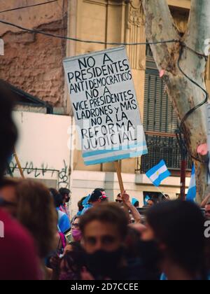 2020-10-12, Mendoza, Argentinien: Ein Mann hält ein Schild mit der Aufschrift "Nein zu antidemokratischen Präsidenten, Nein zu diebischen vizepräsidenten, Nein zur Justizreform" Stockfoto