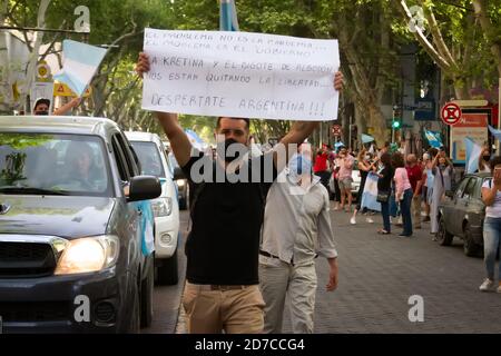 2020-10-12, Mendoza, Argentinien: Während eines Protestes hält ein Mann ein Schild mit der Aufschrift "das Problem ist nicht die Pandemie, sondern die Regierung. Wake Up, Argentinien Stockfoto