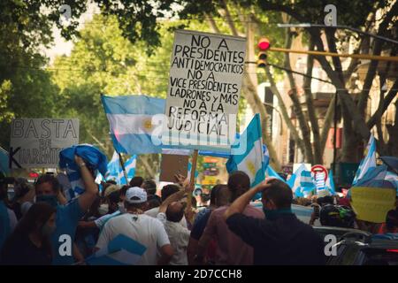 2020-10-12, Mendoza, Argentinien: Ein Mann hält ein Schild mit der Aufschrift "Nein zu antidemokratischen Präsidenten, Nein zu diebischen vizepräsidenten, Nein zur Justizreform" Stockfoto