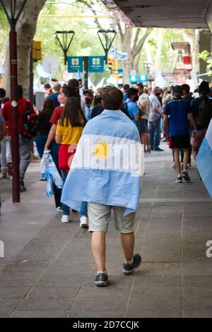 2020-10-12, Mendoza, Argentinien: Ein Mann, der während eines Protestes gegen die Regierung argentiniens auf eine argentinische Flagge gehüllt wurde. Stockfoto