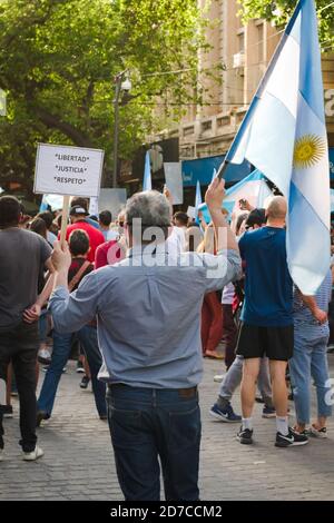 2020-10-12, Mendoza, Argentinien: Während eines Protestes gegen die nationale Regierung hält ein Mann ein Schild mit der Aufschrift "Freiheit. Gerechtigkeit. Respekt.“ Stockfoto