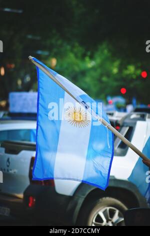 2020-10-12, Mendoza, Argentinien: Detail einer argentinischen Flagge während eines Protestes gegen die nationale Regierung. Stockfoto