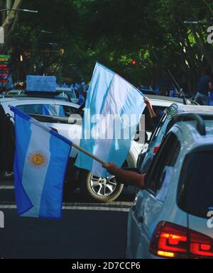 2020-10-12, Mendoza, Argentinien: Ein Mann hält eine argentinische Flagge von seinem Auto während eines Protestes gegen die nationale Regierung. Stockfoto