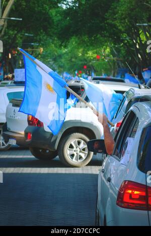 2020-10-12, Mendoza, Argentinien: Ein Mann hält eine argentinische Flagge von seinem Auto während eines Protestes gegen die nationale Regierung. Stockfoto