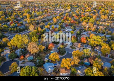 Herbstfarben unter wildem Rauch - Luftbild von Fort Collins im Norden Colorados mit Rauch vom Cameron Peak (CO) Und Mullen (WY) feuert (Octo Stockfoto