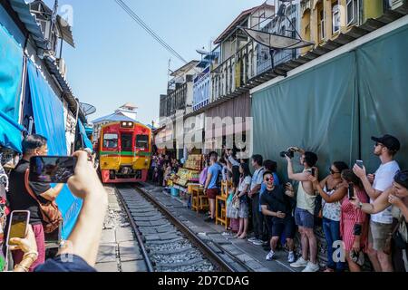 Maeklong Railway Market in Bangkok, Thailand Stockfoto