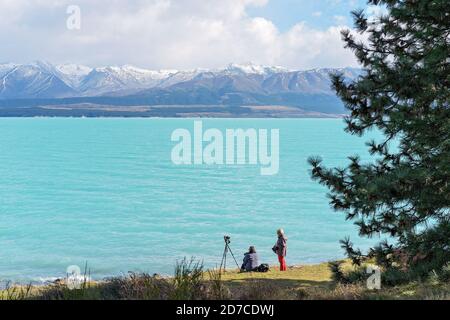 LAKE PUKAKI, NEUSEELAND - April 2018: Die schneebedeckten alpinen Berge über das wunderschöne blaue Wasser des Lake Pukaki auf der Südinsel New Ze Stockfoto