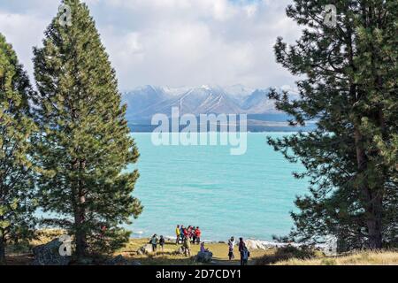 LAKE PUKAKI, NEUSEELAND - April 2018: Die schneebedeckten alpinen Berge über das wunderschöne blaue Wasser des Lake Pukaki auf der Südinsel New Ze Stockfoto