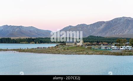 LAKE TEKAPO, NEUSEELAND - April 2018: Die Schönheit der Steinkirche des Guten Hirten, die am Gletscherufer des Lake Tekapo steht, zieht Besucher an Stockfoto