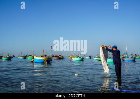 Ein Fischer beginnt seinen Tag in Mui Ne, Vietnam Stockfoto