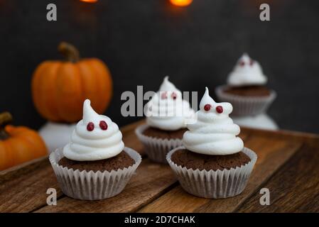 Halloween Geist Cupcakes, hausgemachte süße Schokolade Muffins mit Baiser Geist Stockfoto