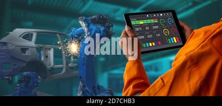 Smart Factory, die futuristische Technologie, die Big Data kombinieren, iot, 5g, Machine Deep Learning, Automatisierungsroboter, Augmented gemischt virtuellen realit verwenden Stockfoto