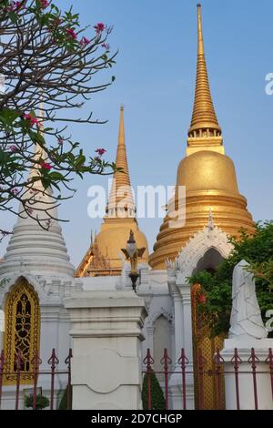 Chedis (Stupas) auf dem Gelände des Wat Ratchabophit (Rajabophit) in Phra Nakhon oder Rattanakosin, dem ursprünglichen Stadtzentrum von Bangkok, Thailand Stockfoto