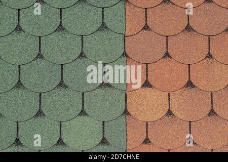 Zwei Proben von miteinander verbunden körnigen bituminösen Beschichtung für Dach Mit Muster in Form von schuppigen Fliesen von braun und Grüne Farbe mit schwarzer Umrandung Stockfoto