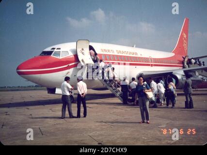 1987. juni 25: Nicht identifizierte Frau und Besatzungsmitglied warten auf an Bord des Flugzeugs von Hong Kong Dragonair im Kai Tak Flughafen.eine der langjährigen Fluggesellschaft in Hong Kong, danach umbenannt in cathay Dragon unter der Marke cathay pacific Stockfoto