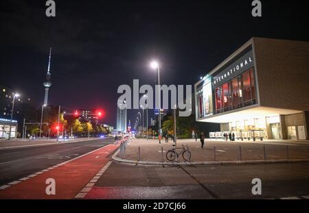 Berlin, Deutschland. Oktober 2020. Der Fernsehturm, das Hotel Park Inn und das Kino International an der Karl-Marx-Allee mit Blick auf den Alexanderplatz am Abend. Quelle: Jens Kalaene/dpa-Zentralbild/ZB/dpa/Alamy Live News Stockfoto
