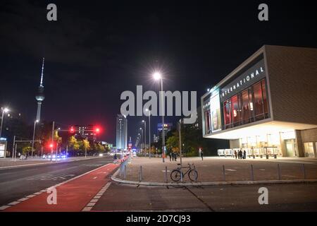 Berlin, Deutschland. Oktober 2020. Der Fernsehturm, das Hotel Park Inn und das Kino International an der Karl-Marx-Allee mit Blick auf den Alexanderplatz am Abend. Quelle: Jens Kalaene/dpa-Zentralbild/ZB/dpa/Alamy Live News Stockfoto
