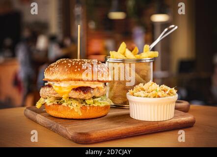 Hähnchenburger in Brioche-Brötchen Stockfoto