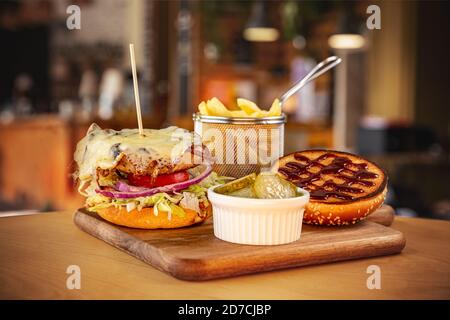 Brioche Brötchen mit Burger Stockfoto