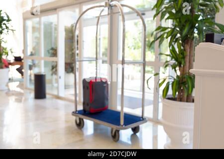 Verschwommenes Foto eines Gepäckwagens in einem Hotelflur Lobby Stockfoto