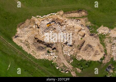 Luftdrohne Ansicht des Baggers, der in einem Kalksteinbruch arbeitet Stockfoto