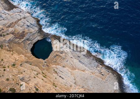 Antenne drone Ansicht von giola Lagune, eine natürliche Meer Pool in Thassos, Griechenland Stockfoto