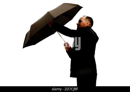 Mann mit Regenschirm im Studio Stockfoto