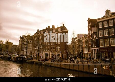 Traditionelle alte Gebäude und Kanal in Amsterdam, Niederlande Stockfoto