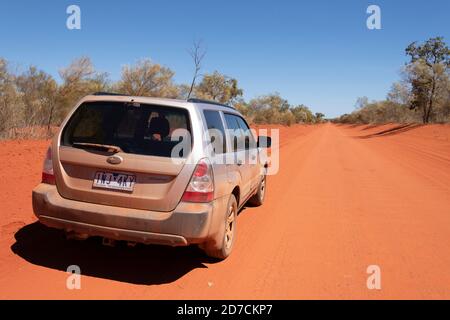 Fahrzeug auf der Straße nach Port Smith mit bekannter roter Pindan-Farbe der südwestlichen Kimberley-Region. Stockfoto